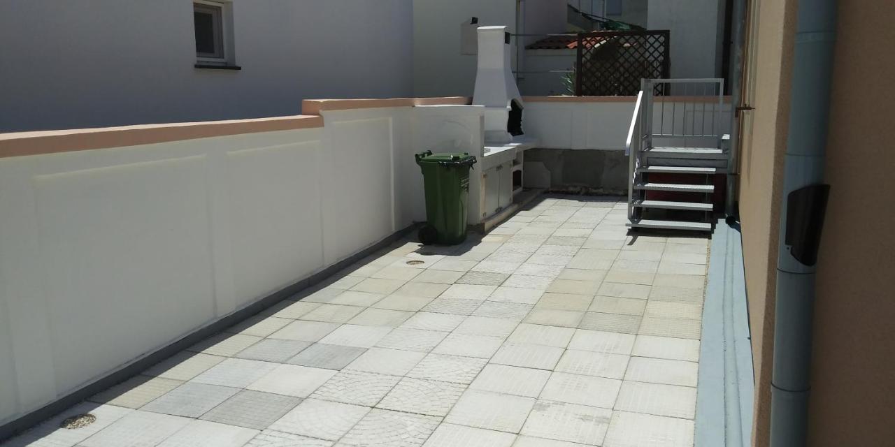 Gizmo Villa Vir Exterior photo